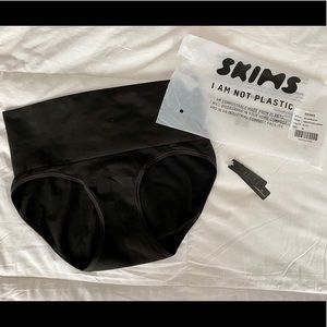 SKIMS Smoothing Brief (Butter Collection)
